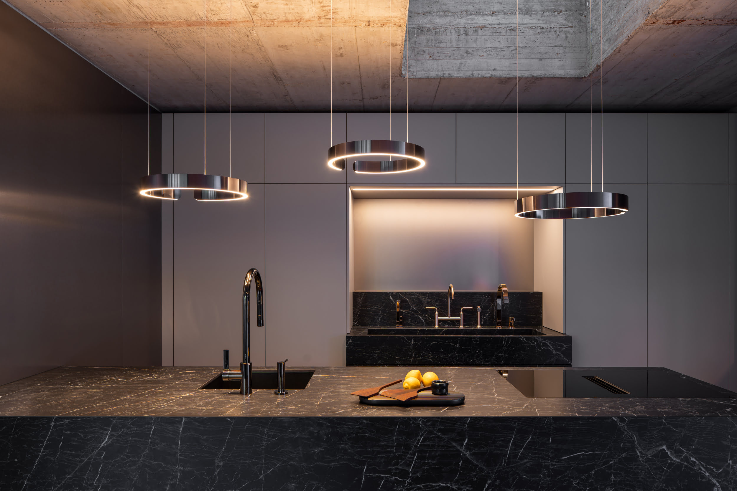 Dornbracht Showroom Mito sospeso über Küche