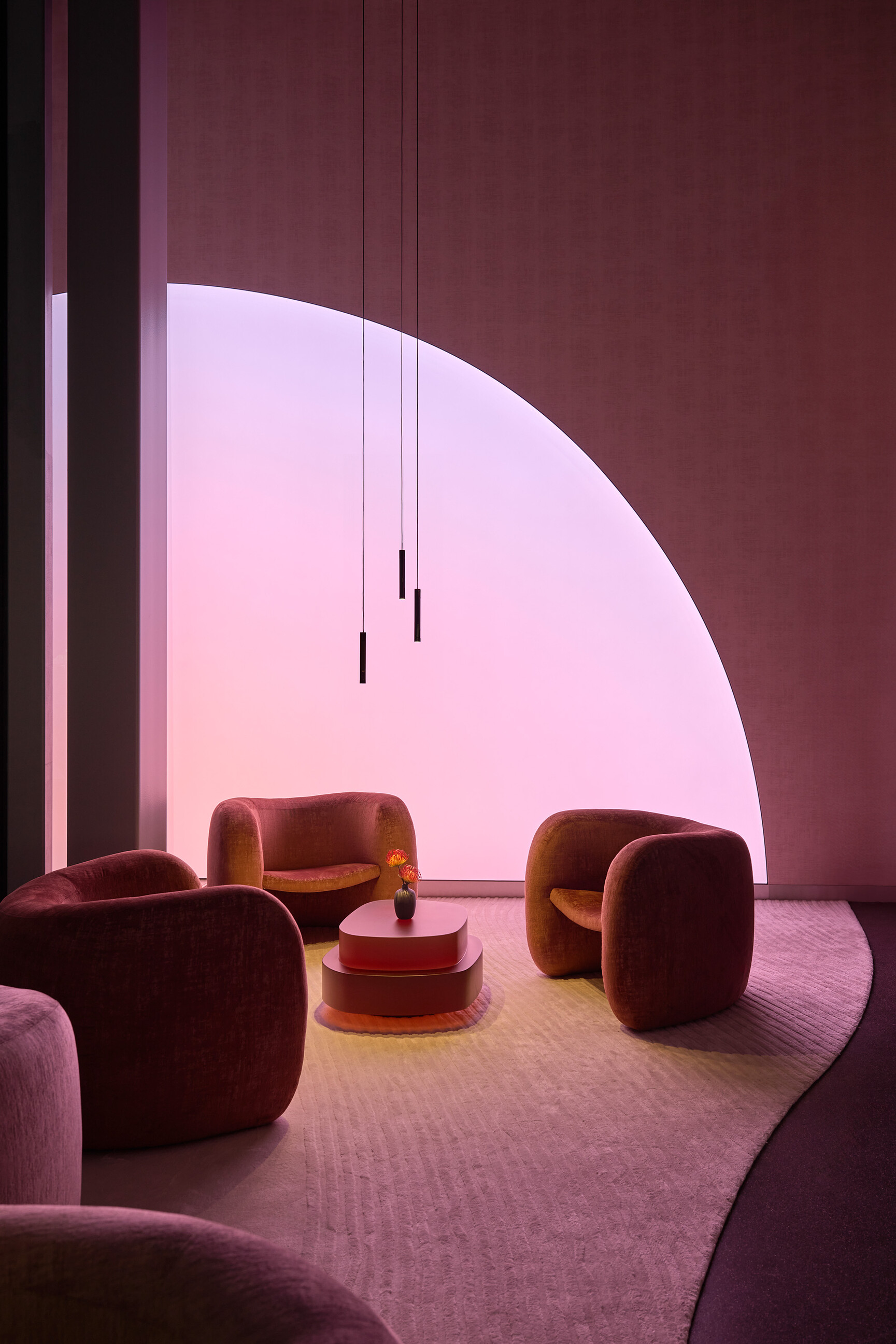 Occhio Coro sospeso cloud 3 in einer rosa beleuchteten Lounge-Area