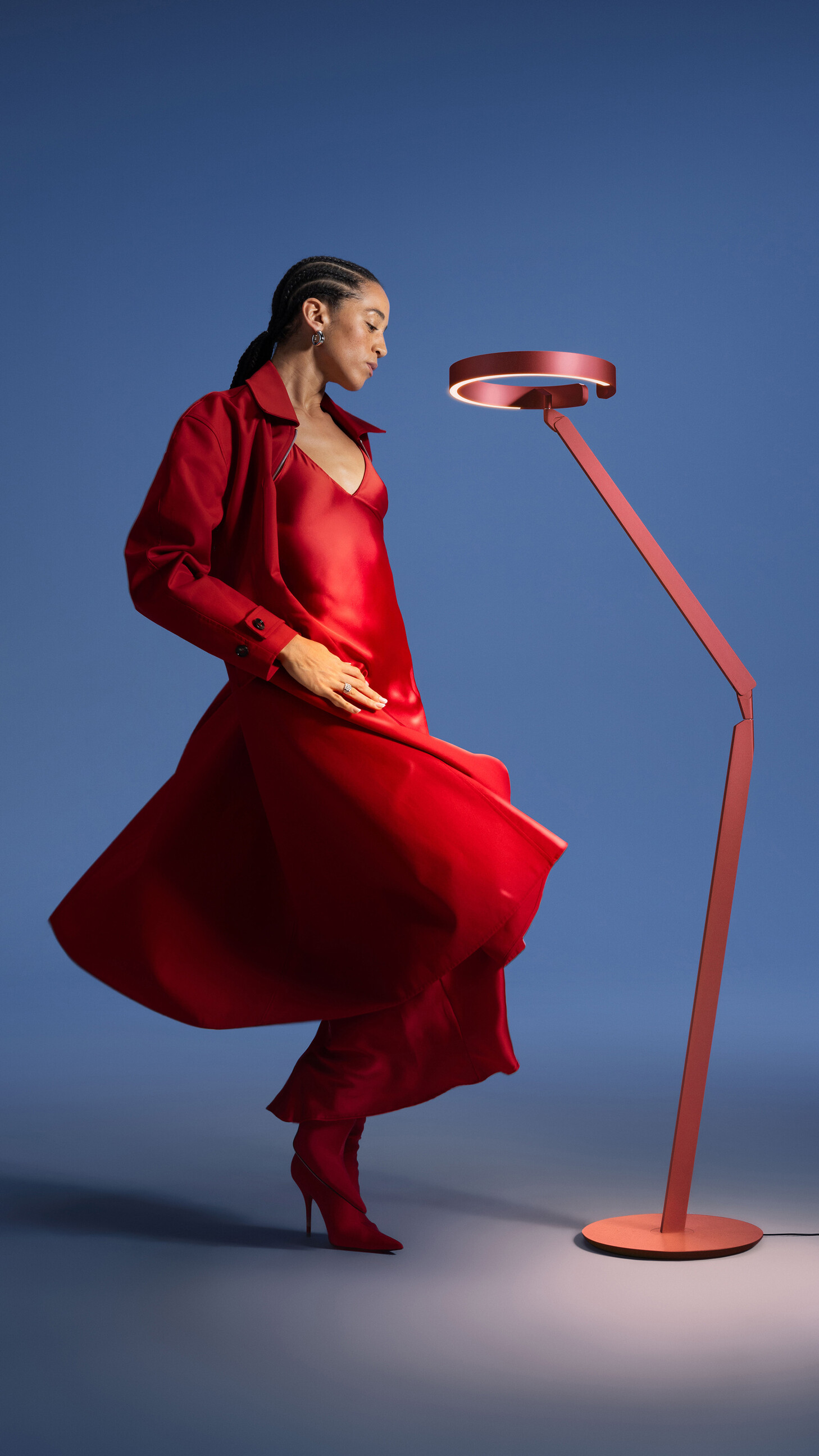 Occhio Gioia lettura floor luminaire on blue backround with People