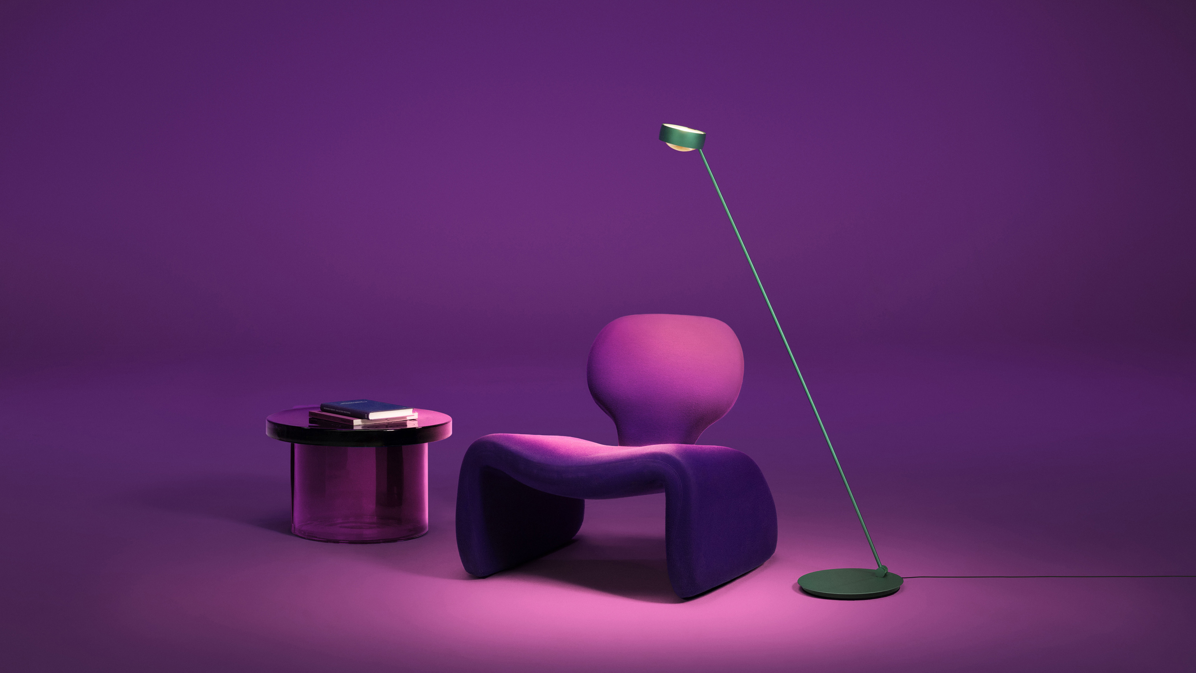 Occhio sento lettura reading luminaire illuminating chair on violet backround