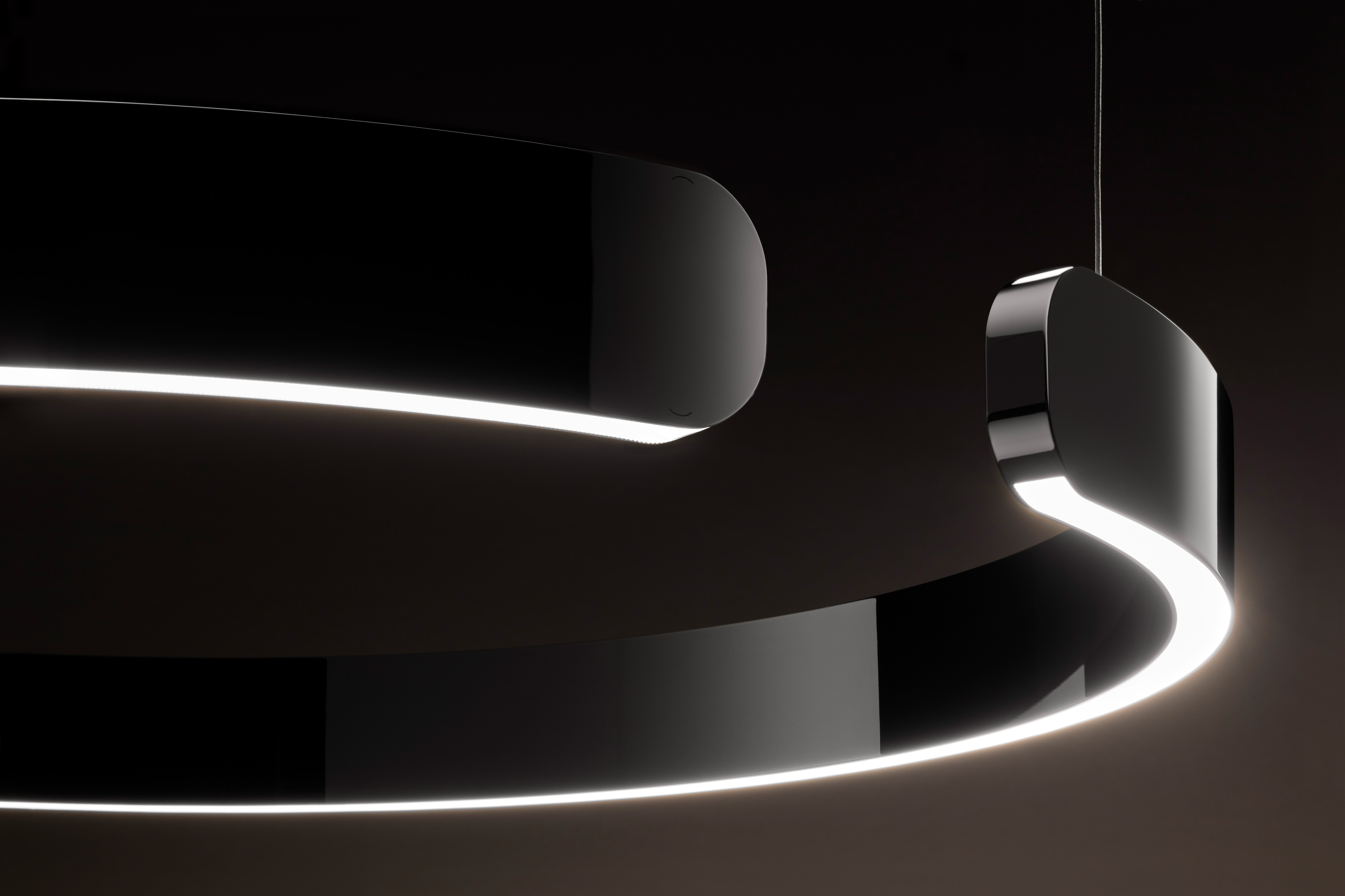 Occhio Mito sospeso close up