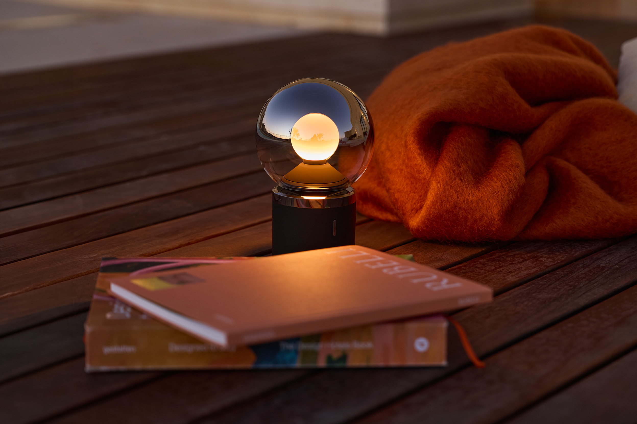 Occhio Luna pura cordless luminaire in outdoor terasse situation