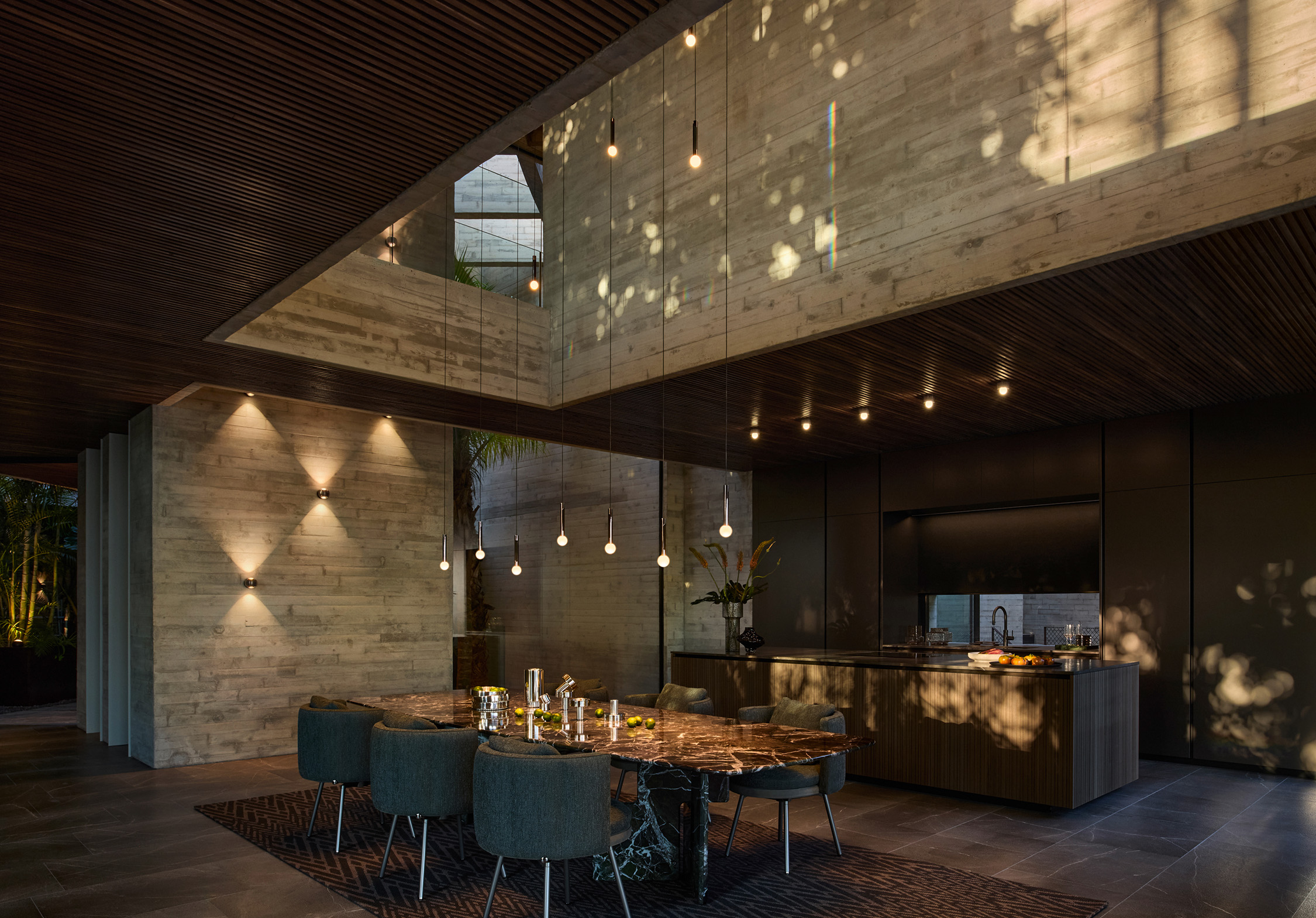 Occhio Coro moon sospeso design luminaire over dining table