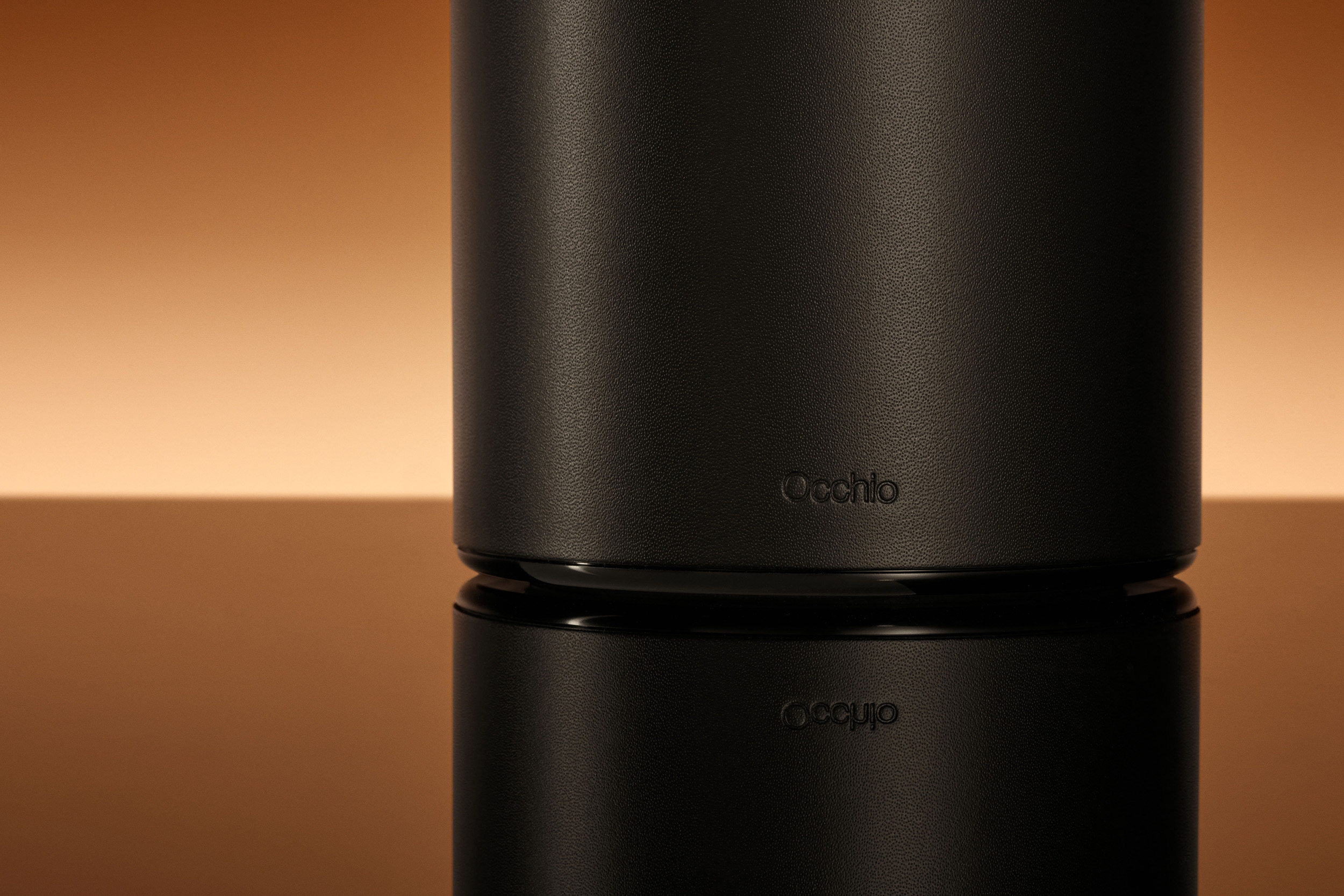 Occhio Era Design cordless lumonaire battery light glas leather detail shot