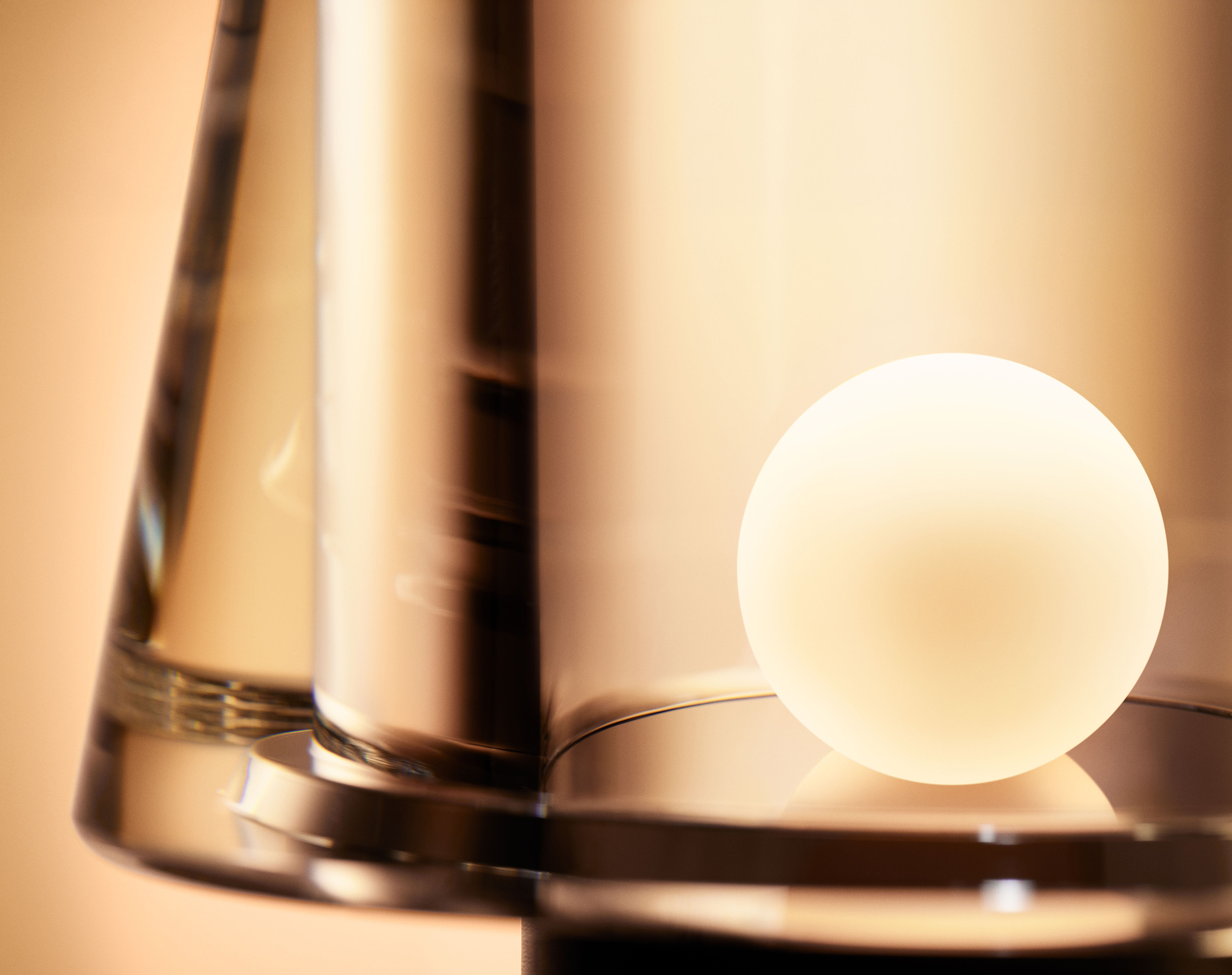 Occhio Era Design cordless lumonaire battery light glas detail shot