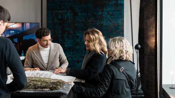 People looking at textiles at Münchener Stoff Frühlinh