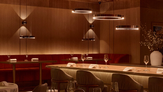 mehrere Luna puras auf den Esstischen