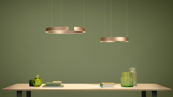 Occhio Mito sospeso pendant luminaire on green backround