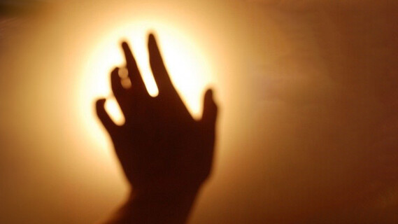 Occhio Light quality hand catching the sun