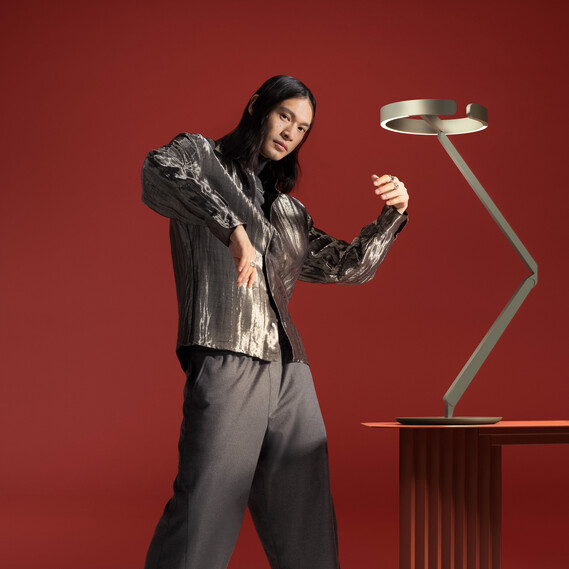 Occhio Gioia equilibrio in colorful red setting with people