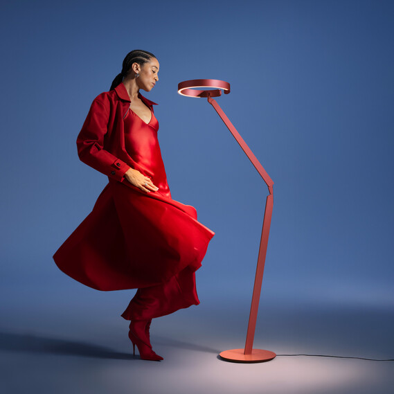 Occhio Gioia lettura floor luminaire on blue backround with People