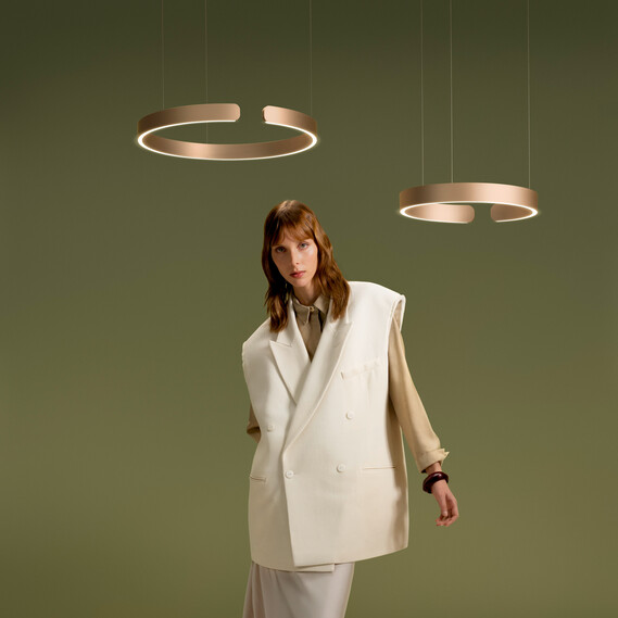 Occhio Mito sospeso pendant luminaire on green backround with people