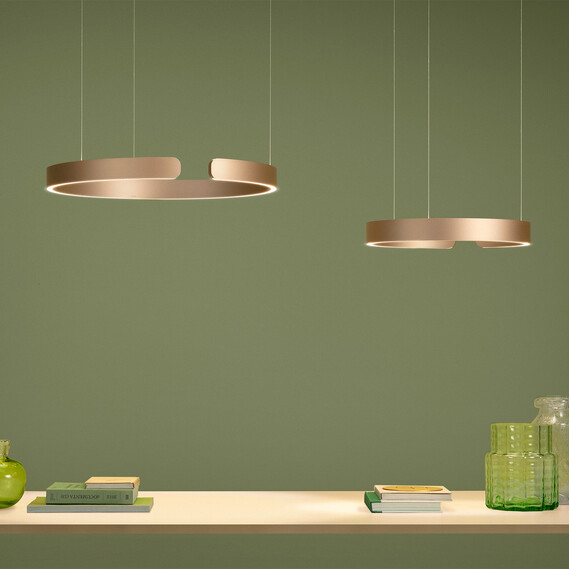 Occhio Mito sospeso pendant luminaire on green backround