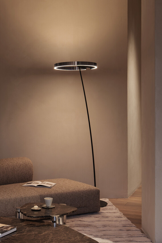 Occhio Mito raggio floor luminaire on in living room situation