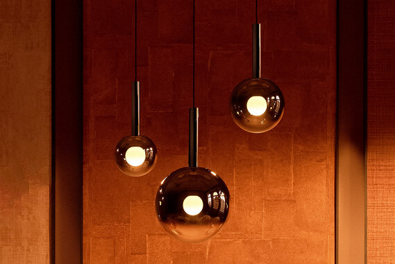 Occhio Luna sospeso Pendelleuchten über einem Esstisch