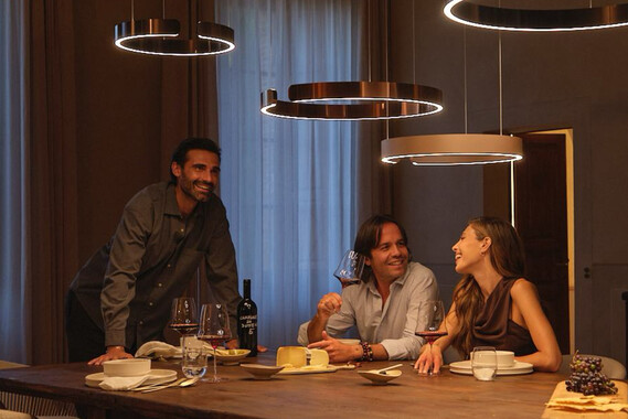 Occhio mito sospeso in dining situation with people