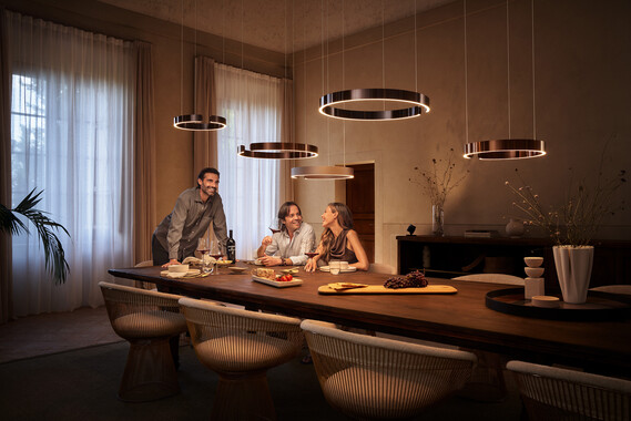 Occhio mito sospeso in dining situation with people