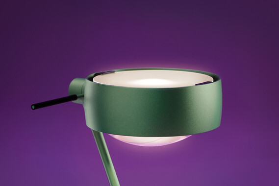 Occhio sento lettura reading luminaire on violet backround