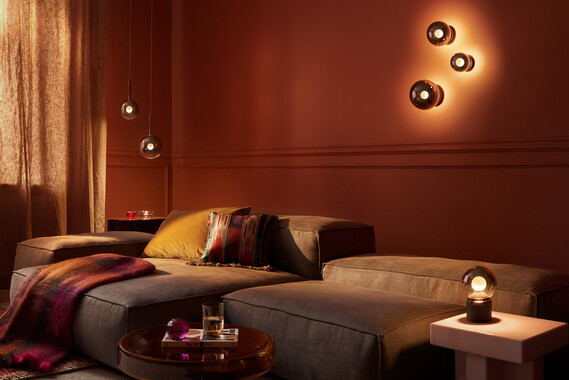 Occhio Luna sospeso pura scura in warm living room situation