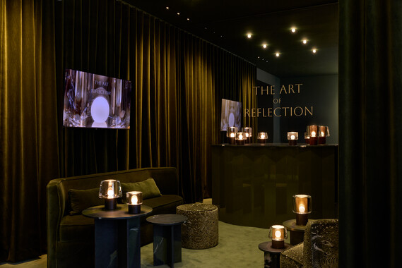 Occhio Era and Era lusso mobile led luminaires in showroom copenhagen green velvet surrounding