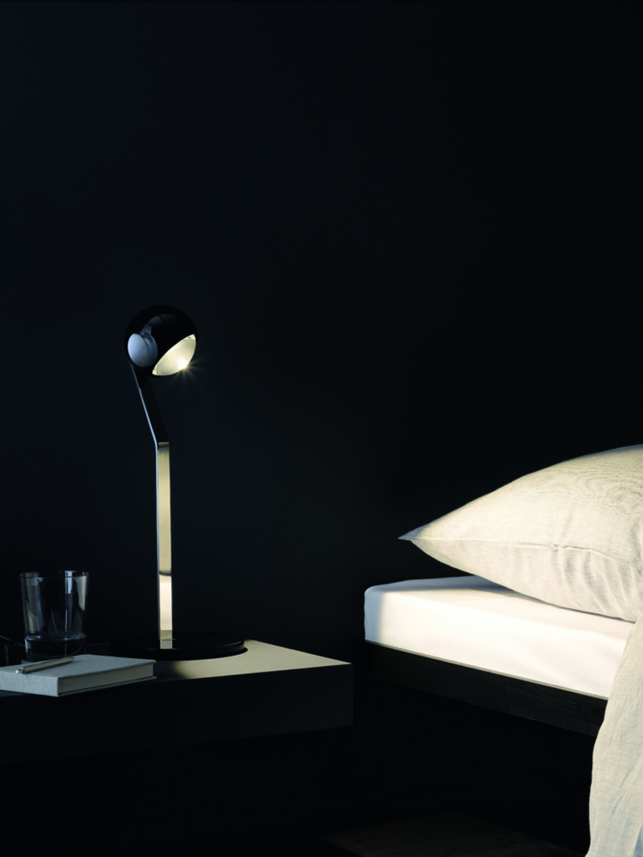 io verticale wall luminaire in dark bedroom