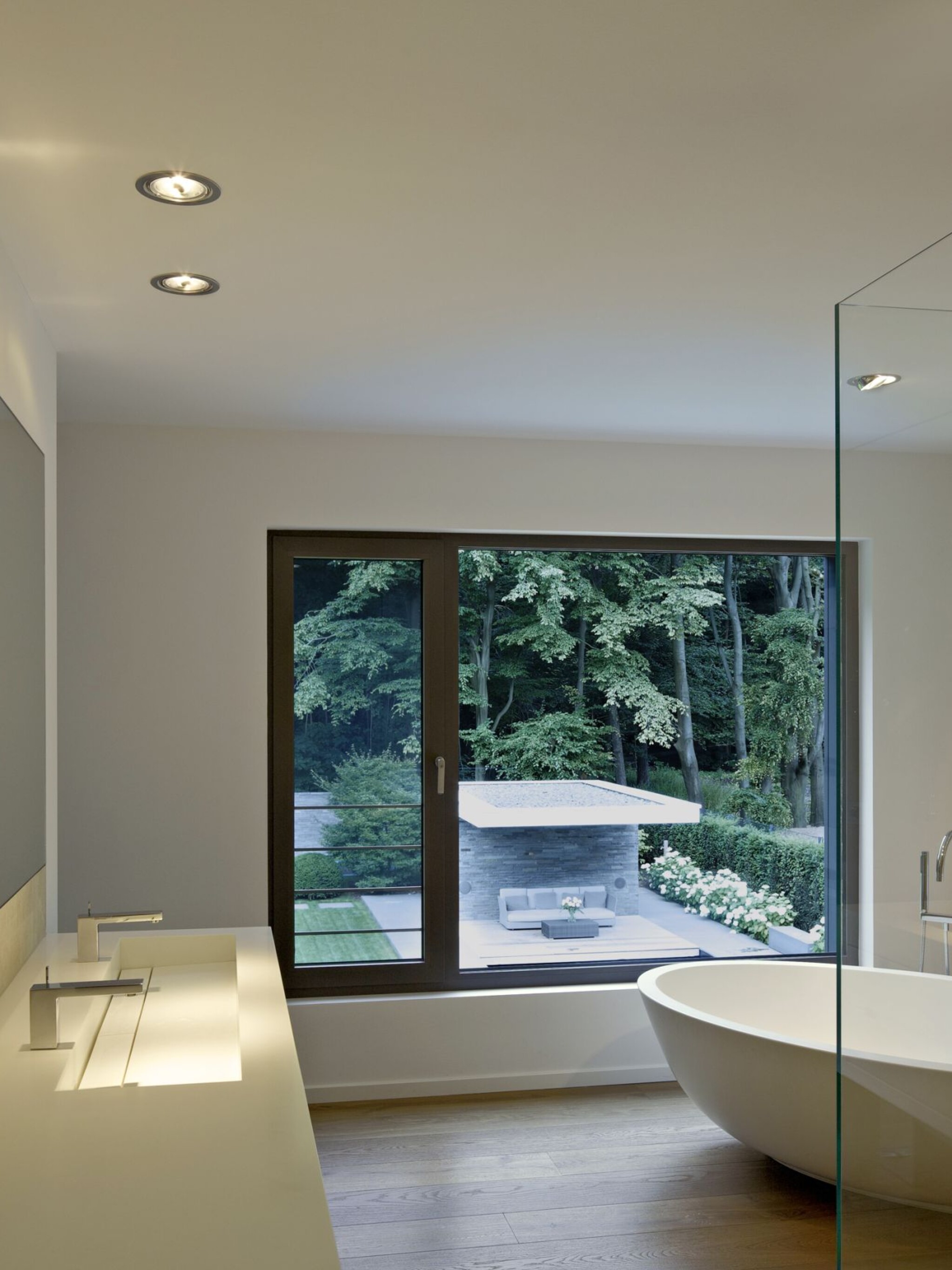 Più piano ceiling spotlight in bathroom