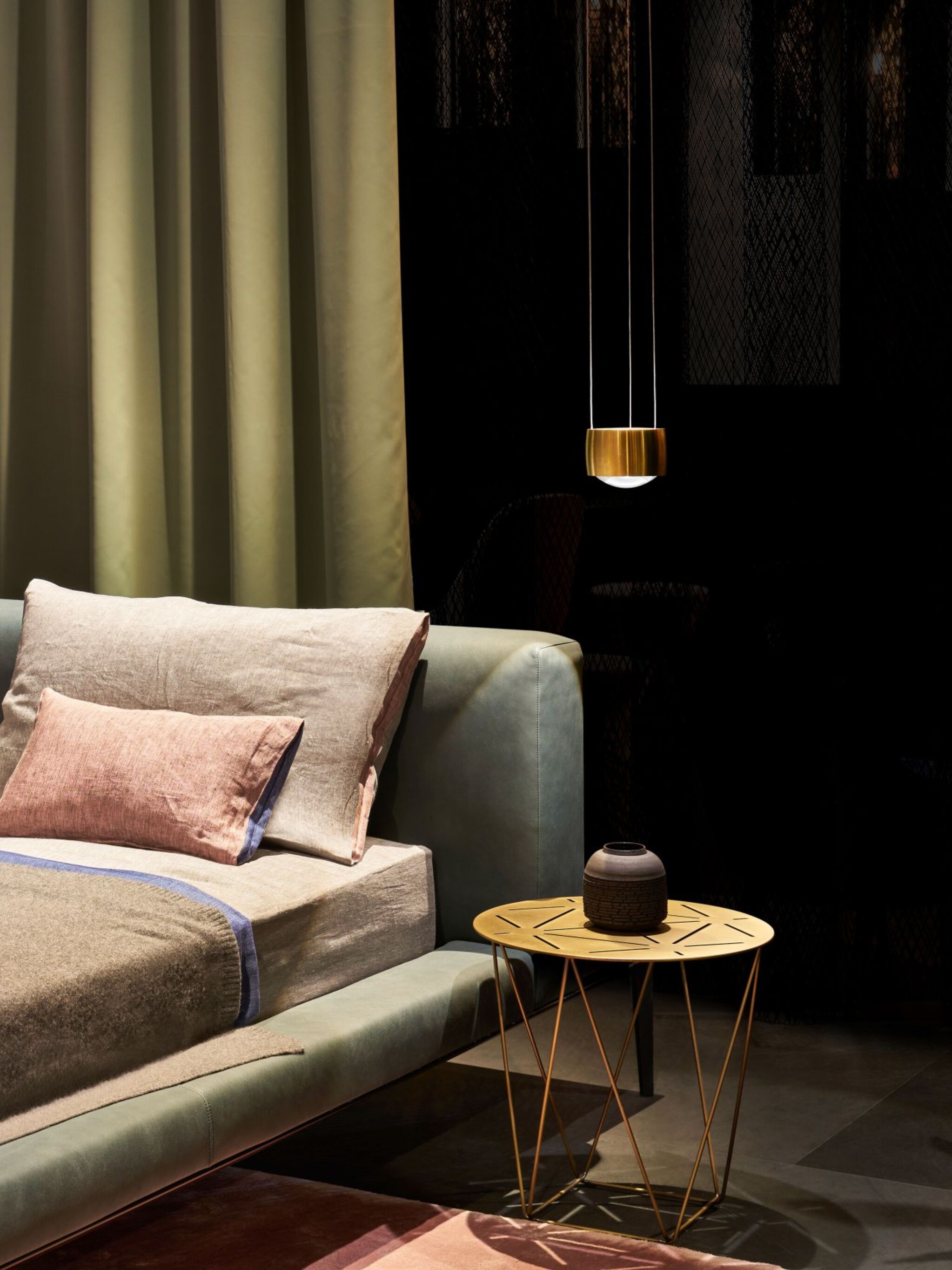 Sento sospeso bronze pendant luminaire in bedroom