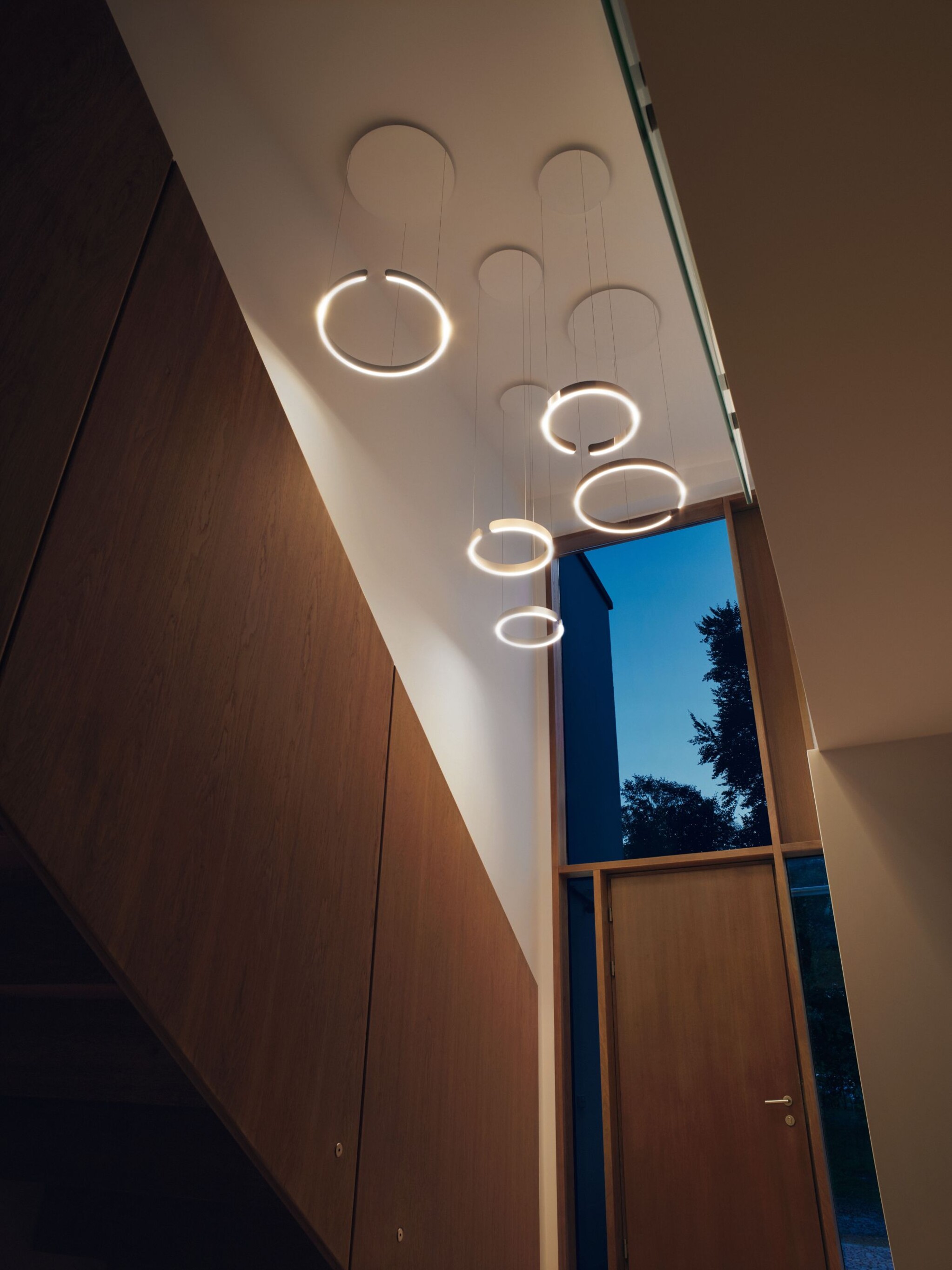 Mito sospeso pendant in double-height entrance hall