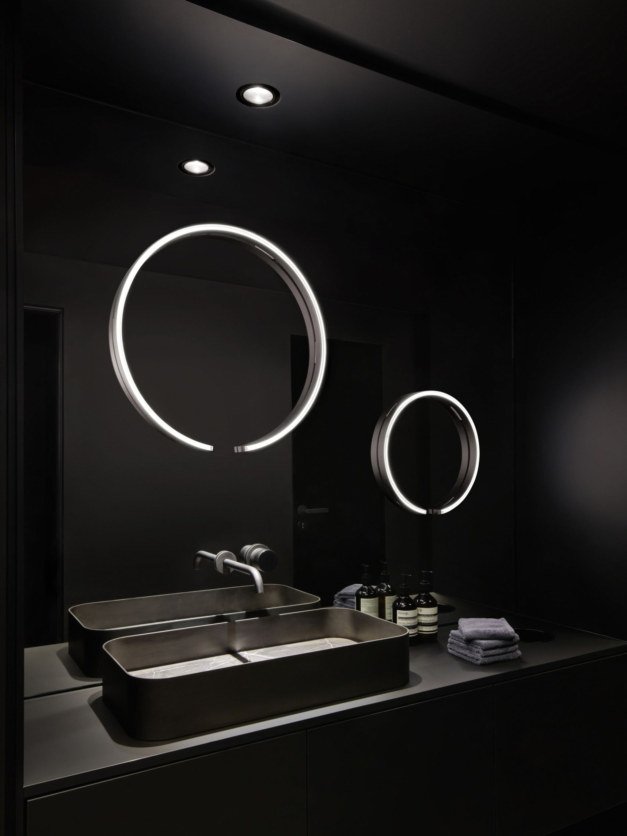 Mito sfera su in black on modern bathroom mirror