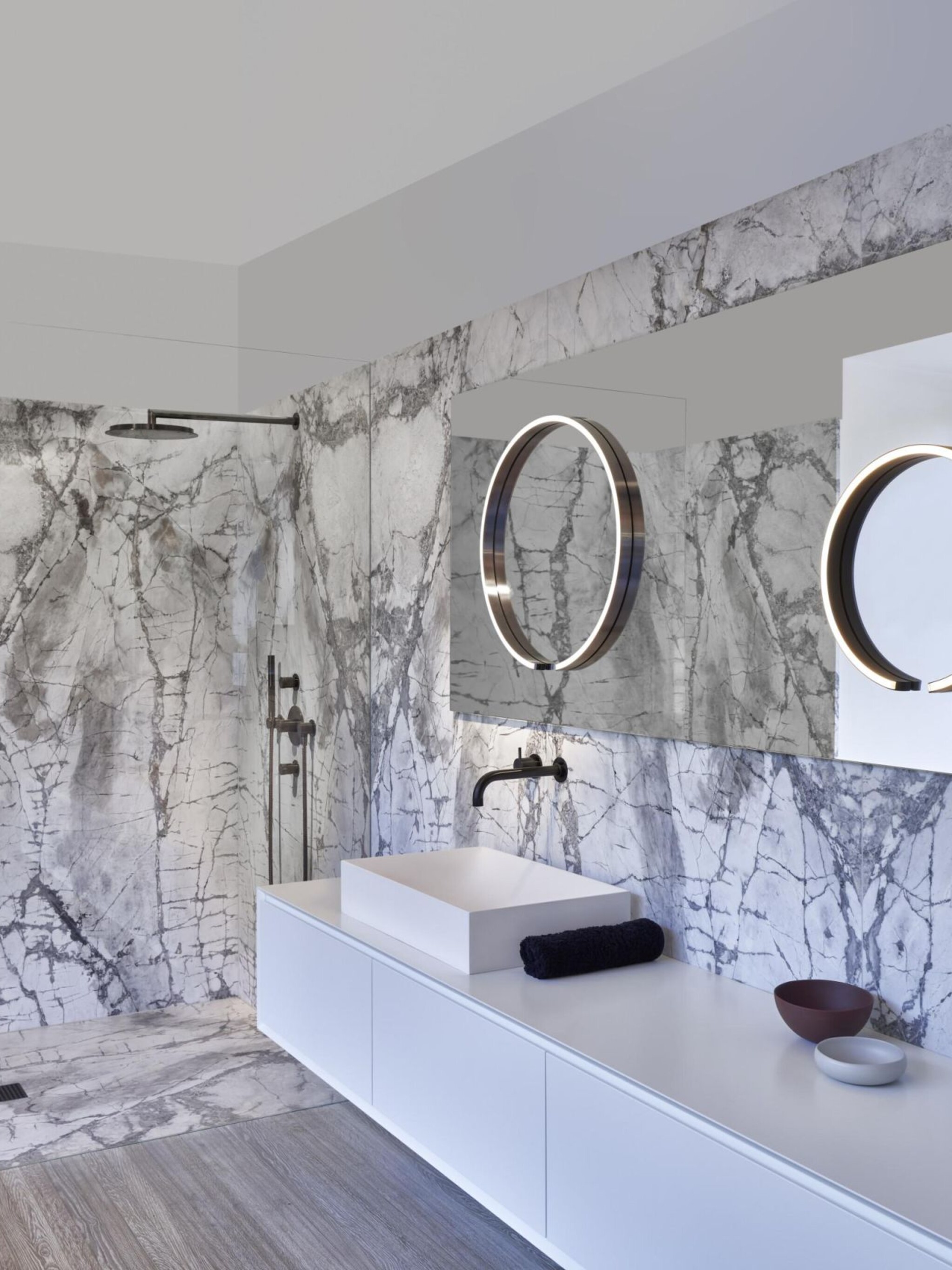 Mito sfera mirror luminaire illuminating the face evenly
