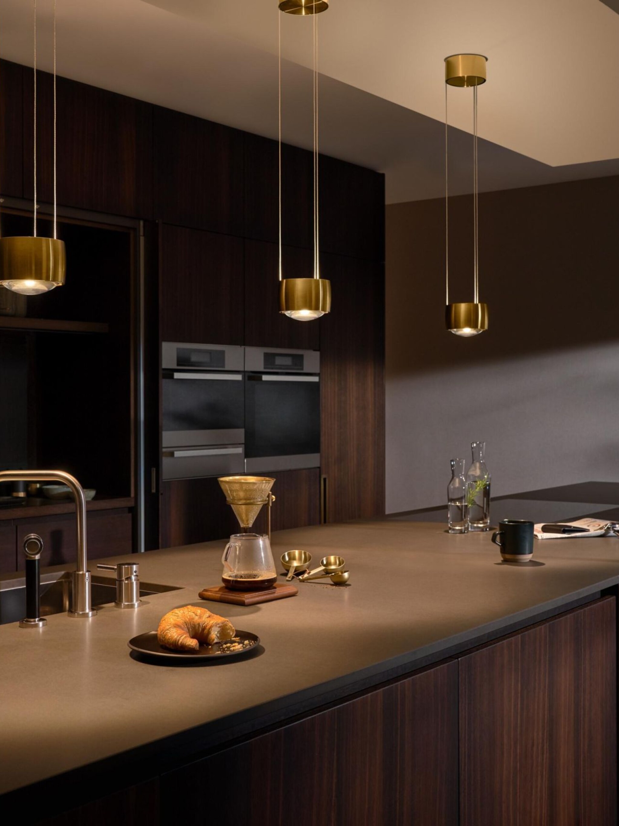 Sento sospeso bronze pendant in dark kitchen