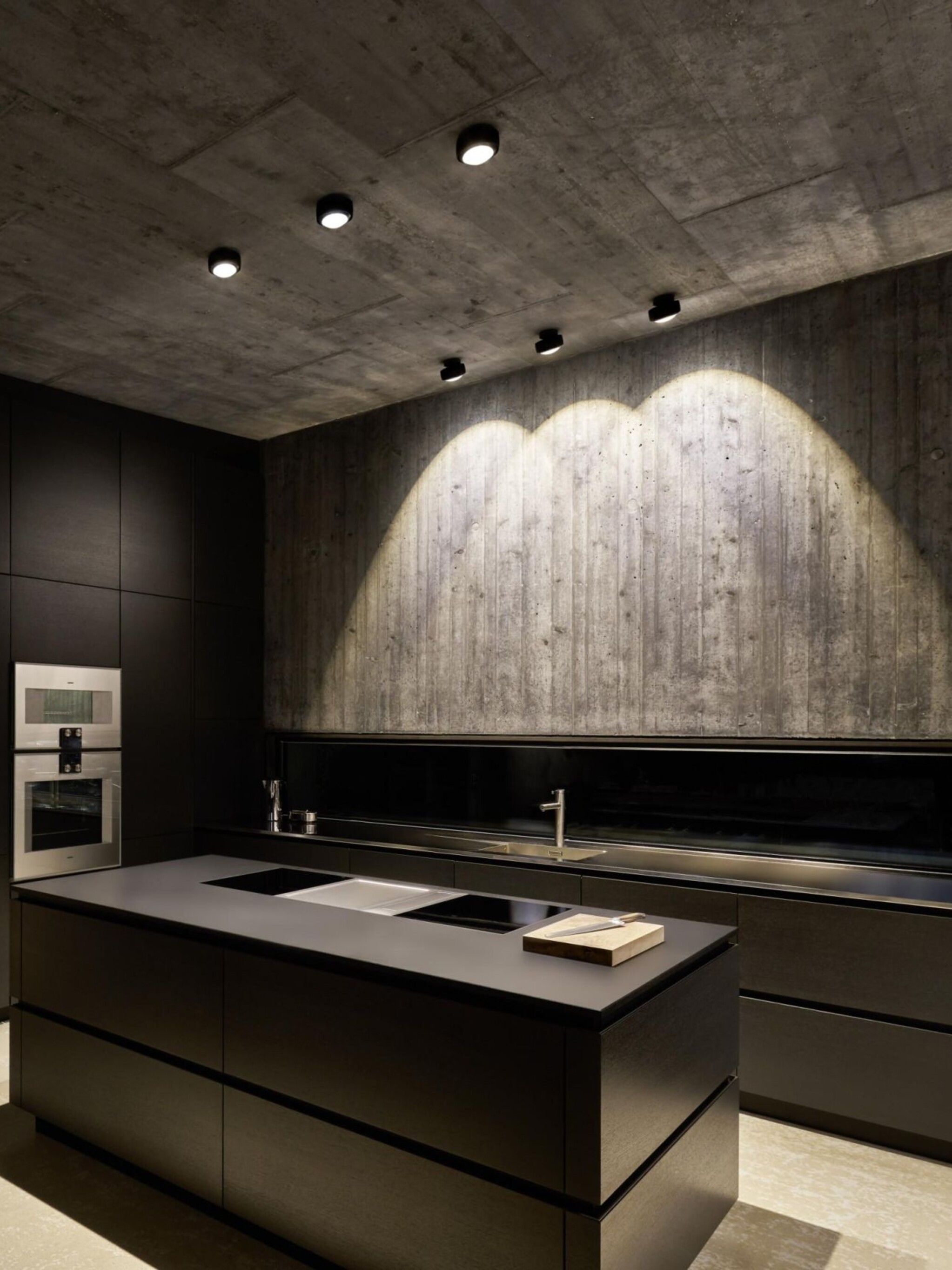 Più alto matt black spotlight in modern kitchen
