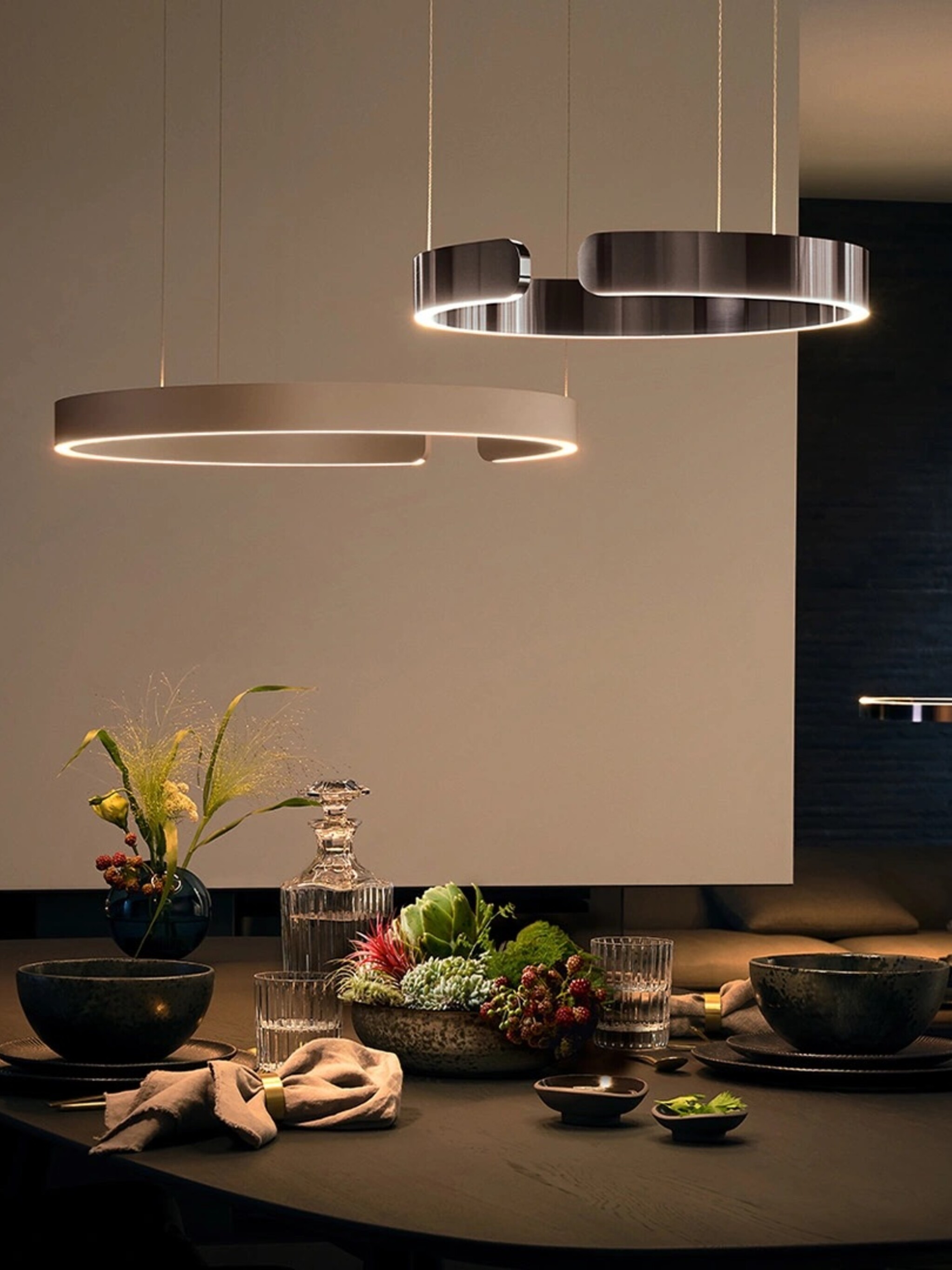 Mito sospeso pendant luminaire above dining table