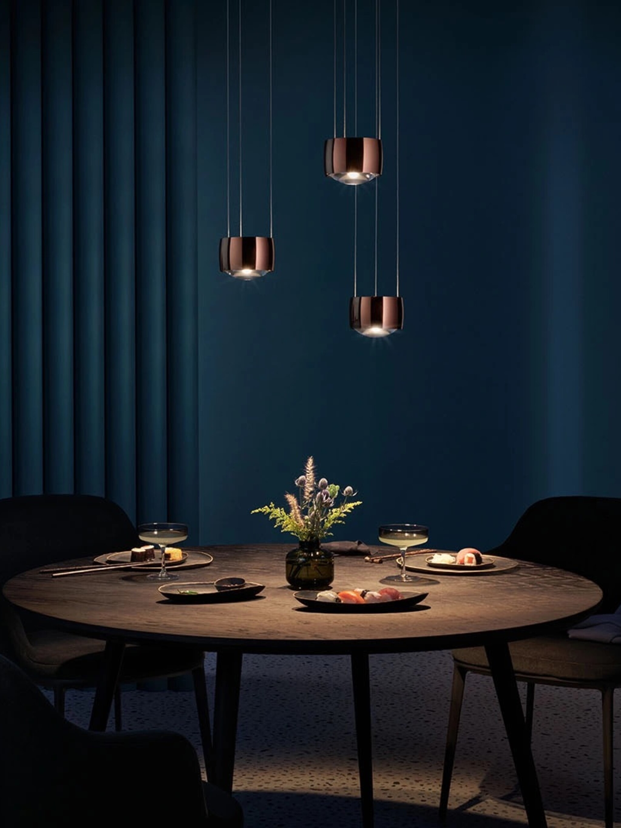 Sento sospeso pendant luminaire above dining table