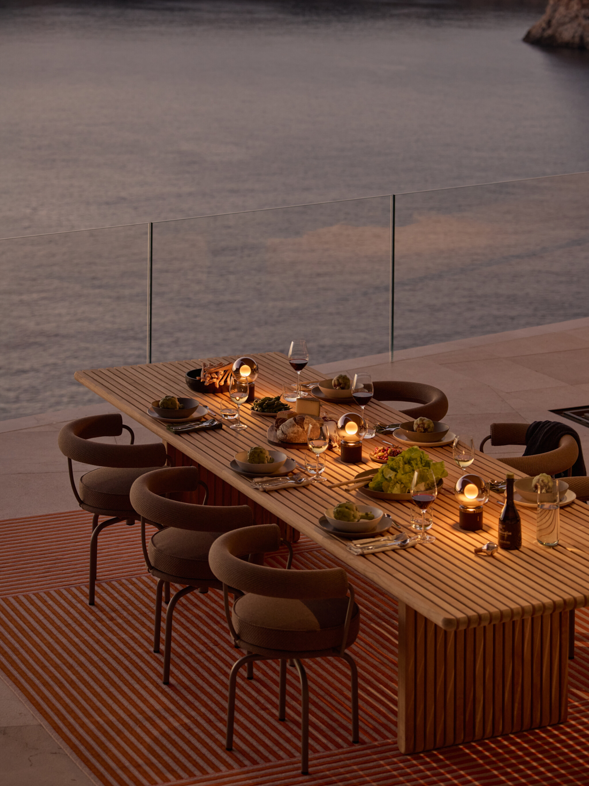 Luna pura wireless luminaire on outdoor dining table