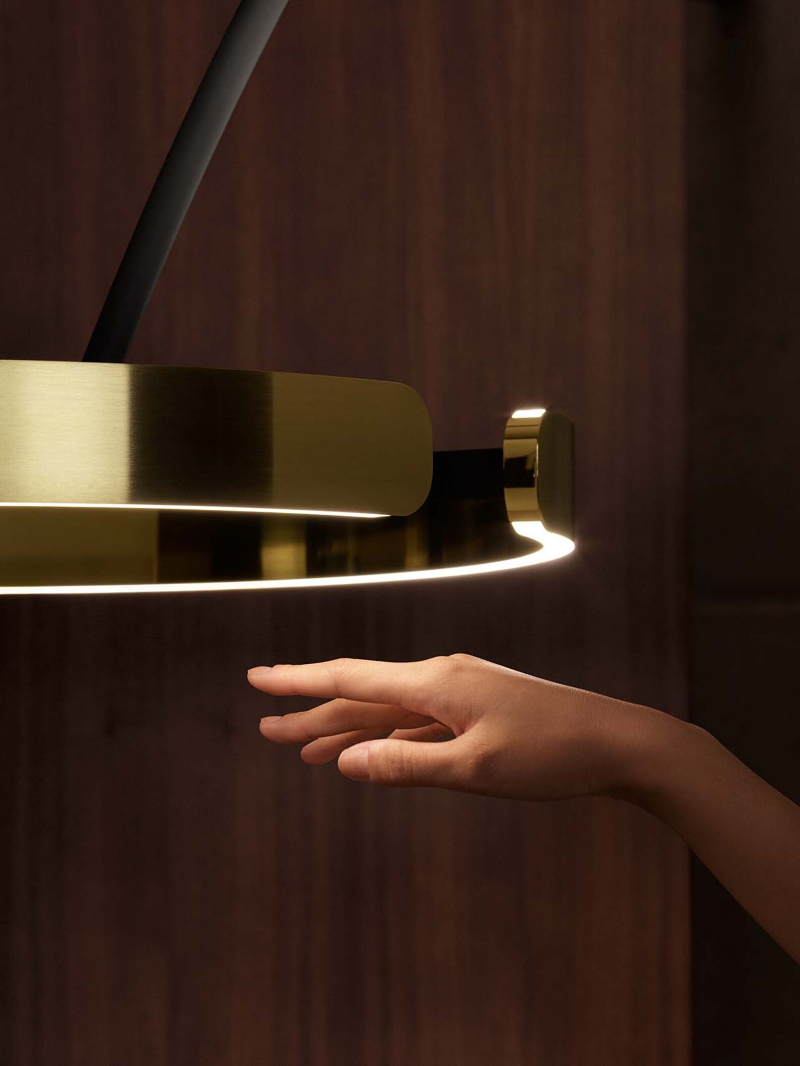 Occhio Mito touchless gesture control feature - intuitive dimming without touching the luminaire