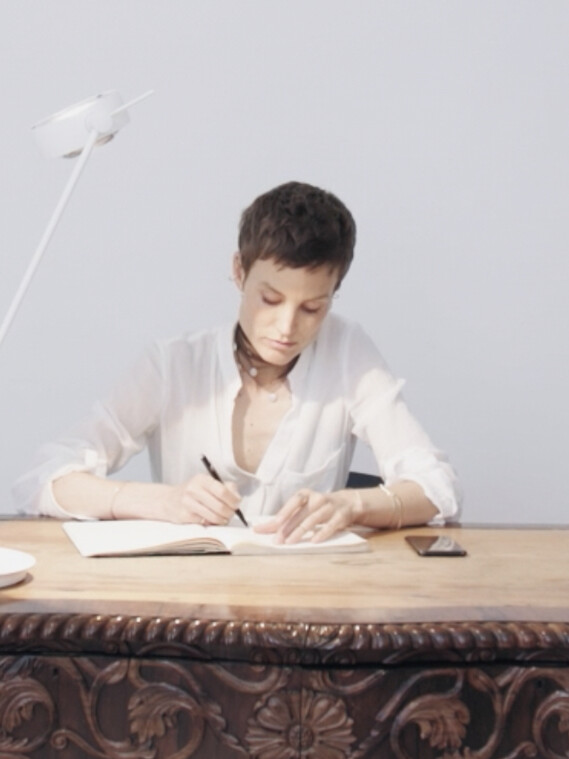 Saskia Diez illuminated by Occhio