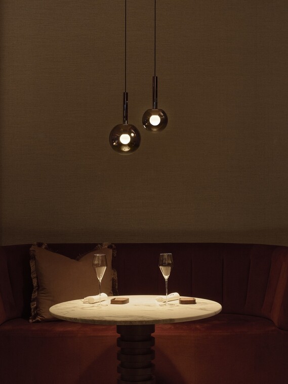 Luna sospeso Leuchten über einem Tisch