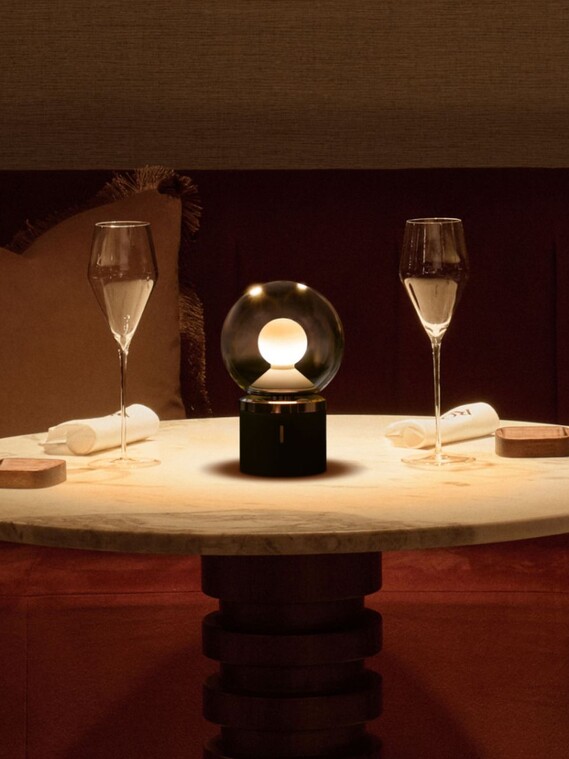 Occhio Luna pura Tischleuchte Esstisch Champagnergläser