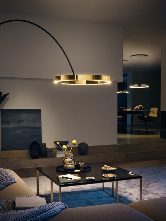 Stehleuchte Mito largo bronze in Wohnzimmer-Situation