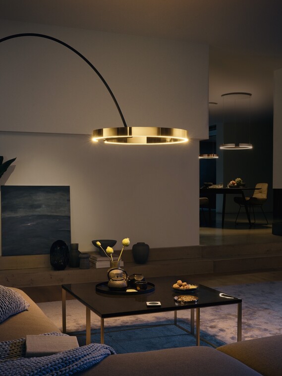 Stehleuchte Mito largo bronze in Wohnzimmer-Situation