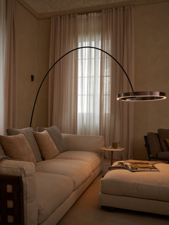 Occhio mito largo mobile luminaire in living room situation 
