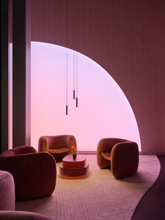 Occhio Coro sospeso cloud 3 in einer rosa beleuchteten Lounge-Area