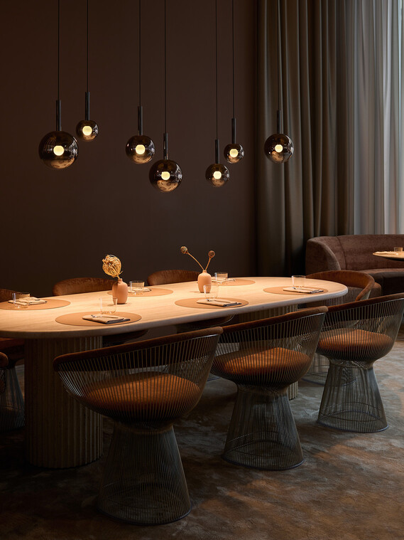 Occhio Luna sospeso cloud über einem Esstisch