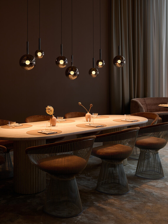 Occhio Luna sospeso cloud über einem Esstisch