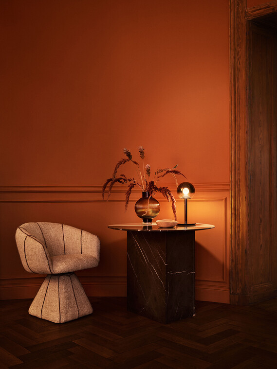 Occhio Luna sogno table luminaire in warm environment