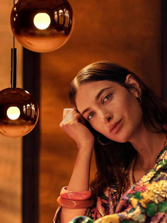 Occhio Luna sospeso pendant luminaire with people