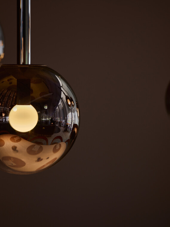 Occhio Luna sospeso Pendelleuchten über einem Esstisch
