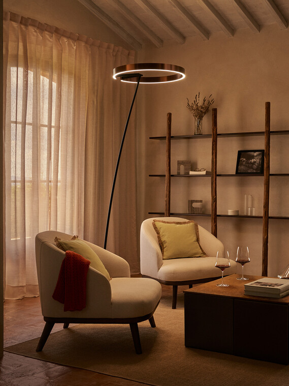 Occhio mito raggio mobile luminaire in living room situation