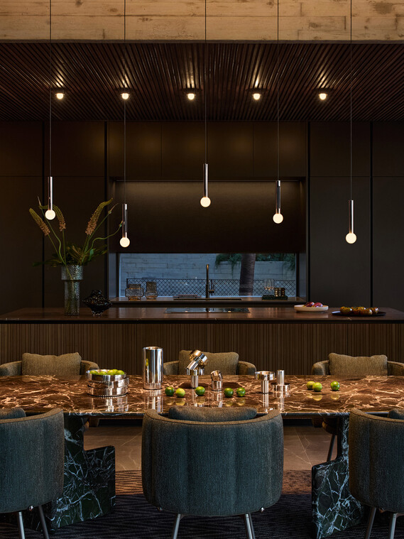 Occhio Coro moon sospeso Design luminaire over dining table